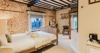 Experience boutique comfort above The Powell pub in Birchington. Stylish en-suite rooms, luxury touches, and a vibrant pub below—perfect for business, couples, or families. Book your coastal escape today!