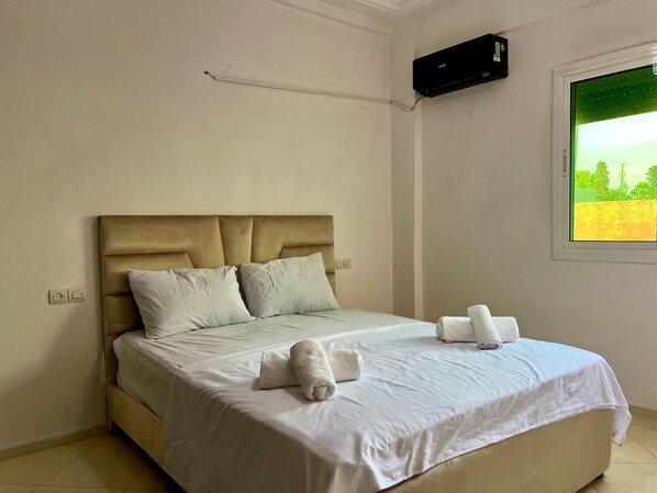 3 bedrooms, iron/ironing board, internet