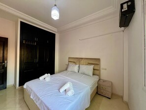 3 slaapkamers, een strijkplank/strijkijzer, internet