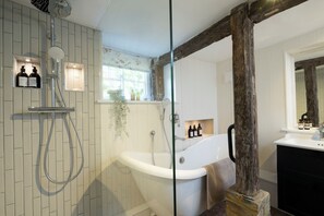 Chaumière, patio, vue sur le jardin | Salle de bain