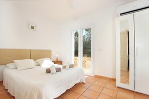 6 bedrooms, iron/ironing board, WiFi, bed sheets