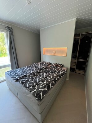 4 chambres, fer et planche à repasser, accès au Wi-Fi (inclus)