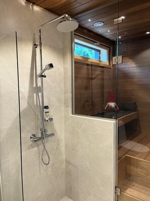 Shower, free toiletries, hair dryer, bidet
