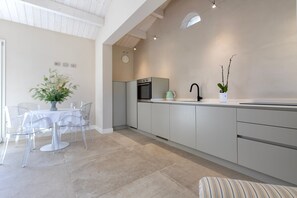 Fridge, oven, stovetop, electric kettle - Villa 'Dimora Sella - Alice' with Shared Pool, Wi-Fi, and Air Conditioning (Alghero)