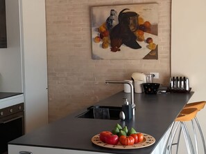 Frigorífico, microondas, horno y placa de cocina