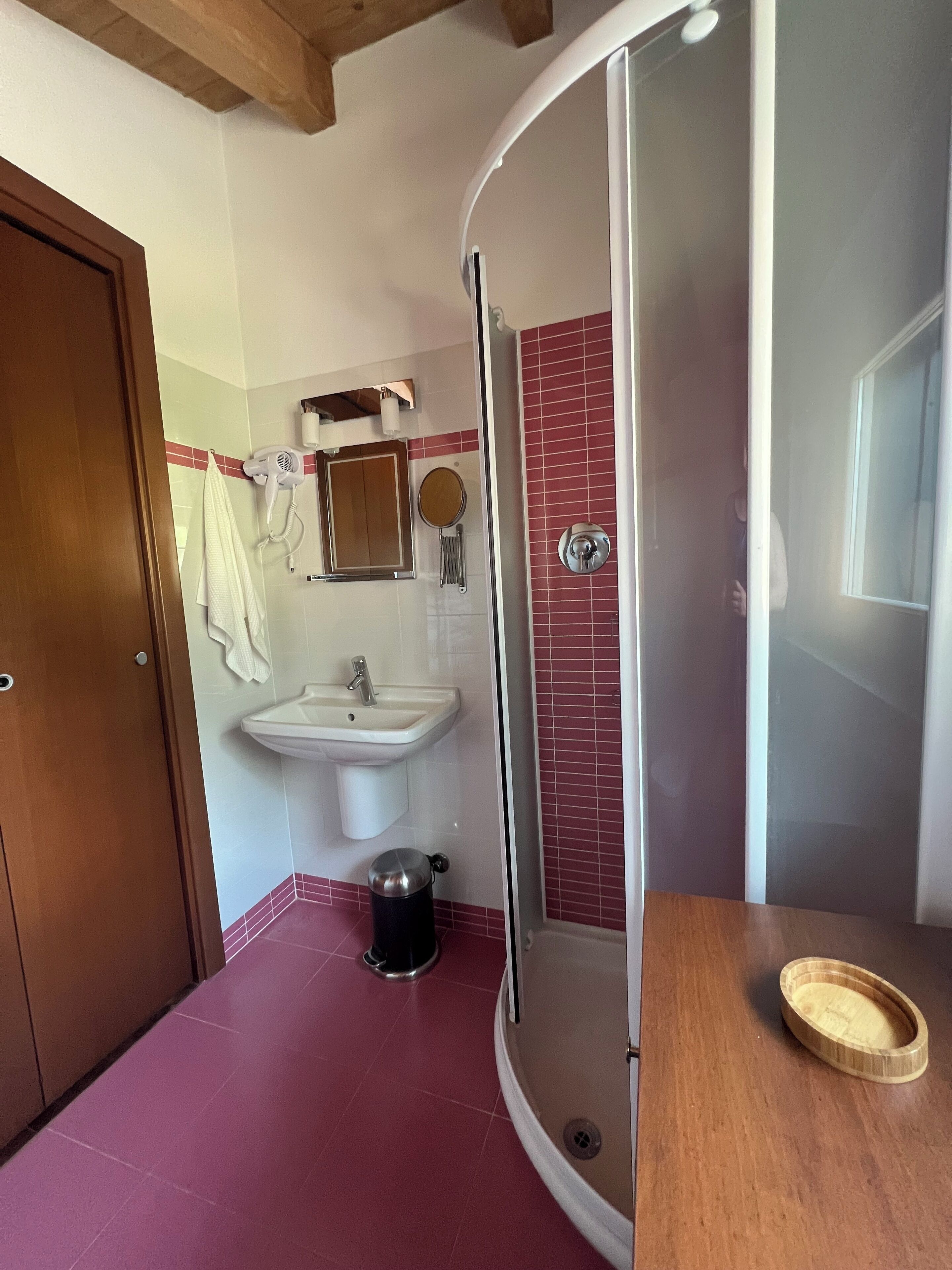 Dusche, Haartrockner, Bidet, Handtücher