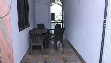 Deluxe-feriehus - balkon - udsigt til have | Skrivebord, arbejdsområde til bærbare computere, strygejern/strygebræt