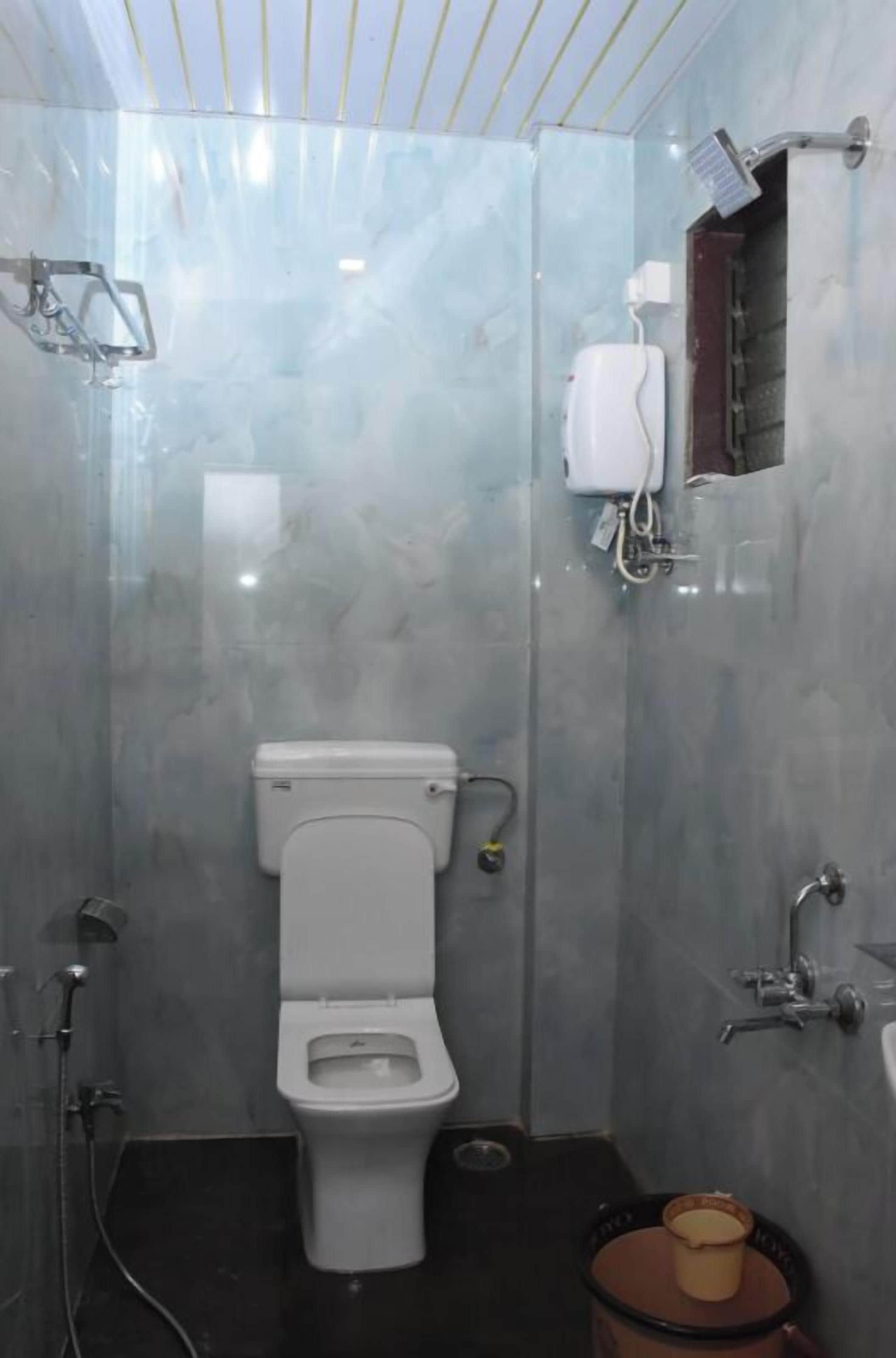 Superior tweepersoonskamer | Badkamer | Een bad/douchecombinatie, gratis toiletartikelen, handdoeken, zeep
