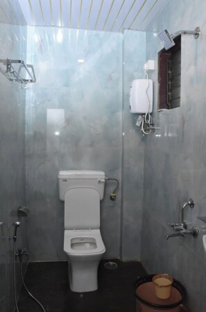 Habitación doble superior | Baño | Ducha y bañera combinadas y artículos de higiene personal gratuitos