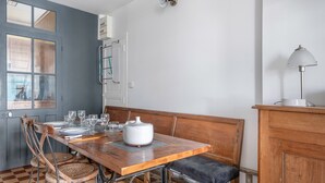 A dining area with a wooden table, metal chairs, and a bench. - Village house for 4 people, 500m from the sea (La Bernerie-en-Retz)