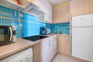 冷蔵庫、電子レンジ、オーブン、コーヒー / ティーメーカー