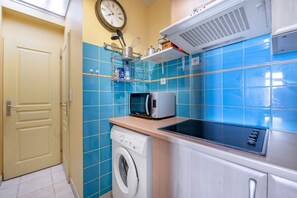 Fridge, microwave, oven, coffee/tea maker