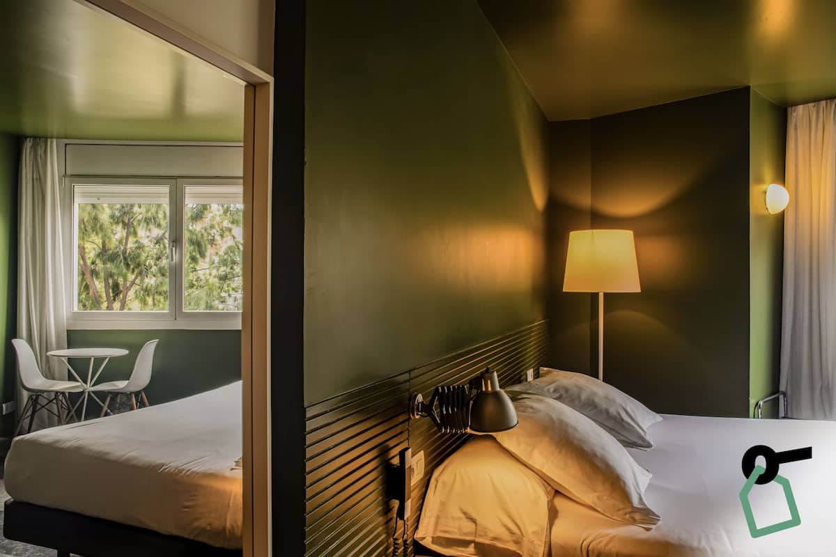 In-room safe, WiFi (free), bed sheets
