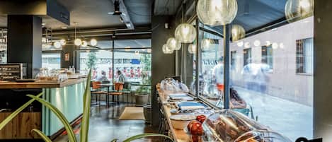 Petit déjeuner buffet (13.5 EUR par personne)