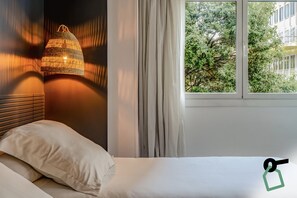 In-room safe, free WiFi, bed sheets - Hotiday Barcelona Colom (Barcelona)