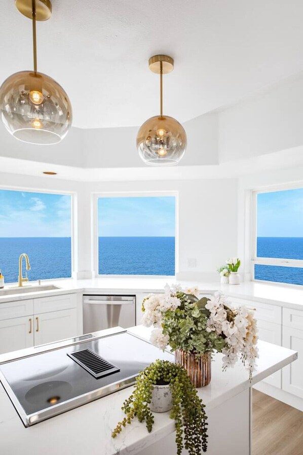 Coffee/tea maker - Panoramic Waterfront 5b3b Getaway @Oak Harbor (Oak Harbor)