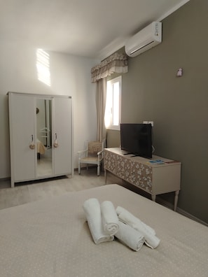 1 bedroom, bed sheets