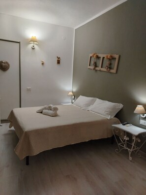 1 bedroom, bed sheets - Double room with private bathroom (Sant'Antioco)