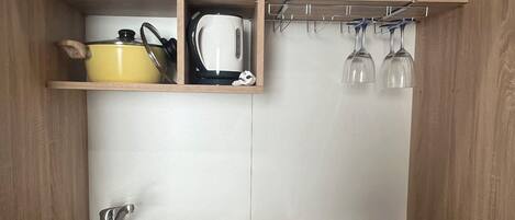 Frigorifero, piano cottura, macchina per tè/caffè, bollitore elettrico