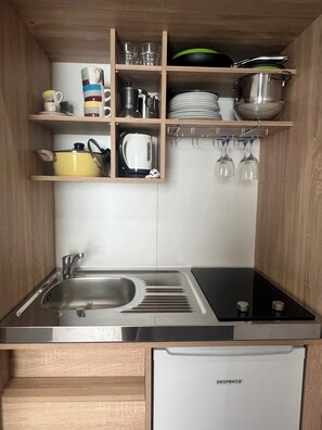 Fridge, stovetop, coffee/tea maker, electric kettle