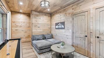 Smart TV, chimenea y tenis de mesa