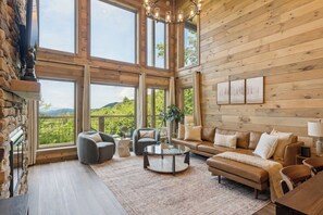 Smart TV, fireplace, table tennis - Golden Oaks • Luxe Cabin w/ Outdoor Living & Views (Walland)