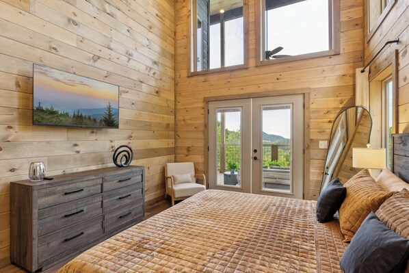 Escritorio, tabla de planchar con plancha, wifi gratis y ropa de cama 