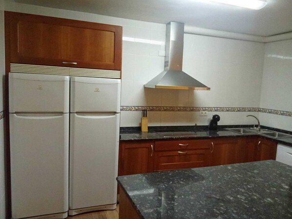 Microondas, placa de cocina, lavavajillas