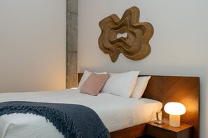 2 slaapkamers, een bureau, een strijkplank/strijkijzer, reisbedje