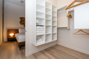 2 bedrooms, desk, iron/ironing board, travel cot - *NEW Executive Mid-Century Modern 2B/2B (Halifax)