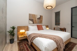 2 Schlafzimmer, Schreibtisch, Bügeleisen/Bügelbrett, Reisekinderbett