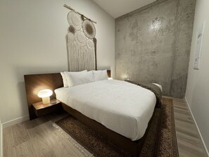 2 slaapkamers, een bureau, een strijkplank/strijkijzer, reisbedje