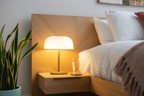 2 habitaciones, escritorio y tabla de planchar con plancha