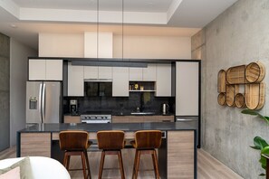 Kjøleskap, mikrobølgeovn, ovn og kokeplater