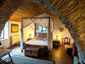 4 bedrooms, internet, bed sheets