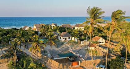 House with garden 50 m. from the beach. Ideal for families and groups of friends.