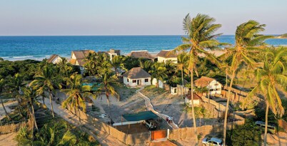 House with garden 50 m. from the beach. Ideal for families and groups of friends.