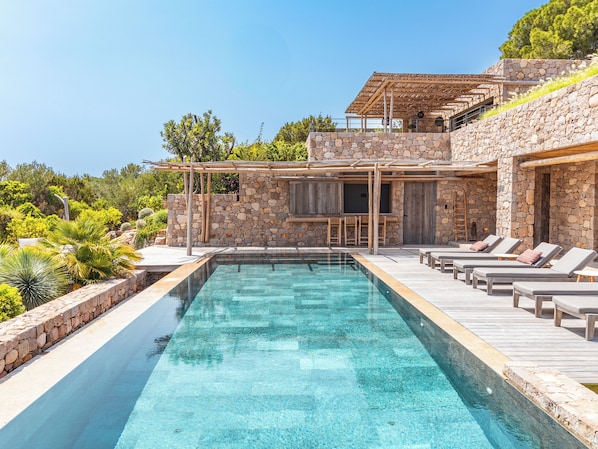 Lämmitetty uima-allas