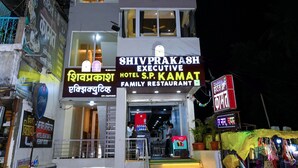 A multi-story building with a sign for Shivprakash Executive Hotel S.P. Kamai, indicating it is a family restaurant. - Shivprakash Executive  (Tuljapur)