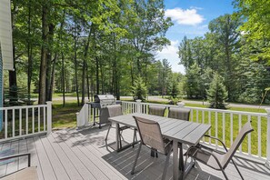 Outdoor dining - Higgins Hollow (Roscommon)