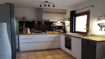 Een koelkast, een magnetron, een oven, een kookplaat