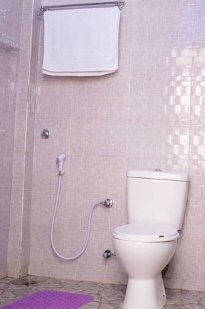 Suihku, ympÀristöystÀvÀlliset hygieniatuotteet, hiustenkuivaaja, bidee