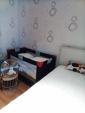 1 bedroom, travel crib, WiFi, bed sheets - Accommodation near Pairi daisa 8 minutes away (Soignies)