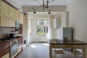 Frigorífico, horno, lavavajillas y cafetera o tetera