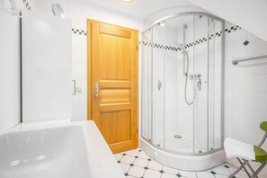 Shower, hair dryer, towels