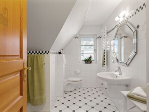 Shower, hair dryer, towels - Störtebekerstraße 9 - Apartment 6 - Comfortable vacation apartment with covered terrace (Zingst)