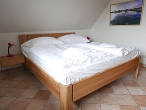 1 slaapkamer, een bureau, een strijkplank/strijkijzer, wifi