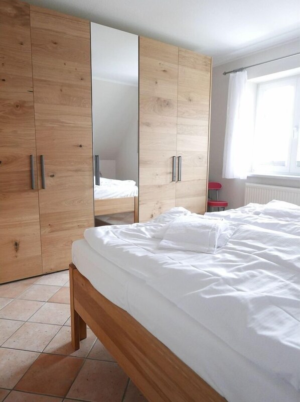1 dormitorio, escritorio, tabla de planchar con plancha y wifi