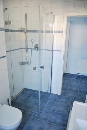 Dusche, Haartrockner, Handtücher