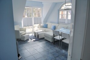 TV, fireplace, stereo